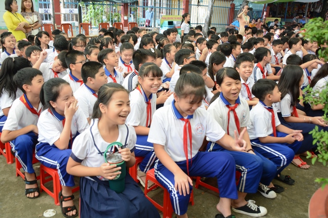 Giving gift portions to pupils on the occasion of Mid-Autumn Festival